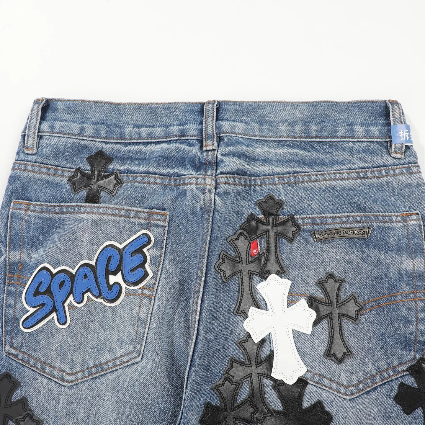 P320 Chrome Heart Blue Ox King Graffiti Multi-Color Leather Jeans [Same Style as L*Xiang] Chrome Heart Blue Ox King Graffiti Multi-Color Leather Jeans are the “king of the market” in the fashion industry! Made of high-quality denim and processed through complex washing processes, the distressed effect is super unique. The multi-color leather and graffiti design bring out the cool street genes of Crowe. Each pair of pants is unique, and you can directly transform into a street trend ICON when you put it on. The matching method is super cool: High street style: Pair it with a black hooded sweatshirt, thick-soled boots, and stacked silver chains. When you go to the stage or on the street, you will have an aura of 2.8 meters. You can slay at concerts and out on the street. Mix and match trendy styles: wear a suit jacket + canvas shoes for boys, and wear a short crop top + dad shoes for girls. Mix and match to create a sense of contrast, full of fashion sense, and the hair tie will get likes in seconds when taking photos. Couples share the same style: one pair with each other, the boy wears a solid color T + sneakers, the girl wears a short top + sneakers, they are the most eye-catching trendy couple when they go out, and they keep turning heads! No matter what your style is, these pants can help you grasp the essence of the trend. It is a must-have for trendy players. You will look the most beautiful on the street when you put it on! Size: 28/30/32/34/36 Waist: 70/75/80/85/90 Pants length: 102/104/106/108/110